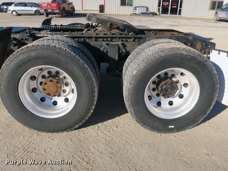 image for item DB8924 2003 Freightliner Columbia semi truck