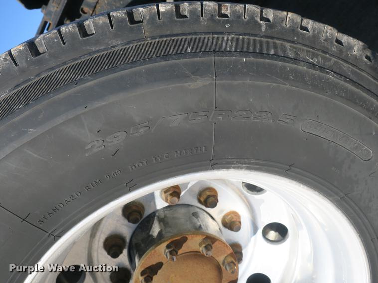 image for item DB8924 2003 Freightliner Columbia semi truck