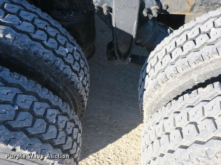 image for item DB8924 2003 Freightliner Columbia semi truck