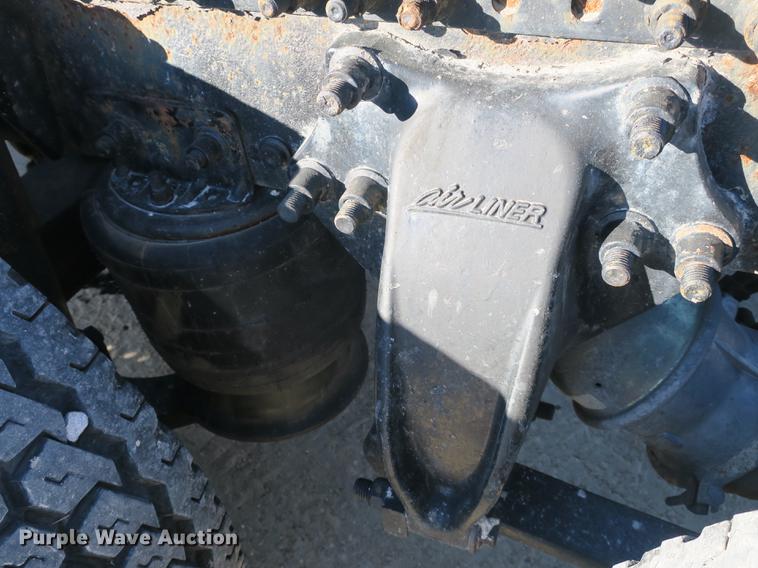 image for item DB8924 2003 Freightliner Columbia semi truck