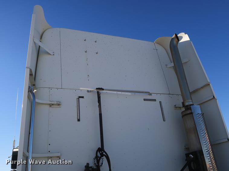 image for item DB8924 2003 Freightliner Columbia semi truck