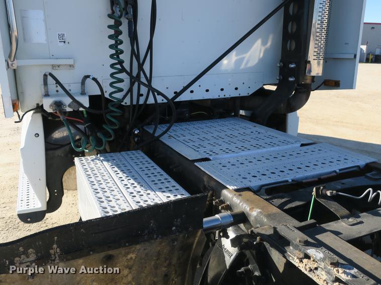 image for item DB8924 2003 Freightliner Columbia semi truck