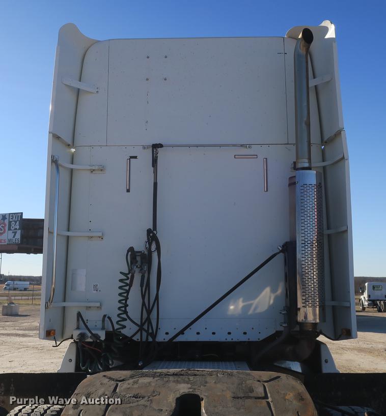 image for item DB8924 2003 Freightliner Columbia semi truck