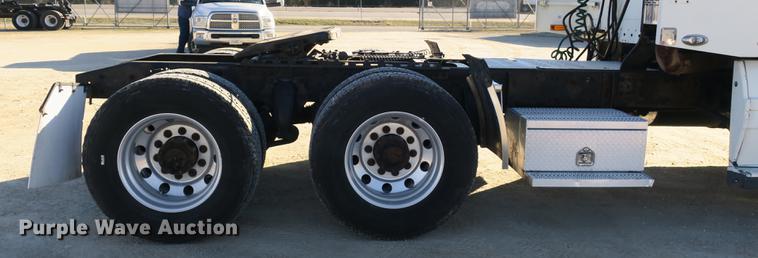 image for item DB8924 2003 Freightliner Columbia semi truck