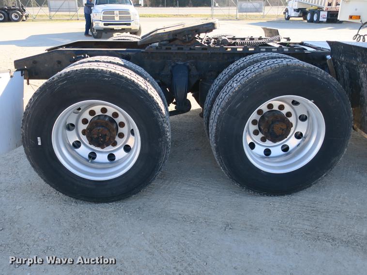 image for item DB8924 2003 Freightliner Columbia semi truck