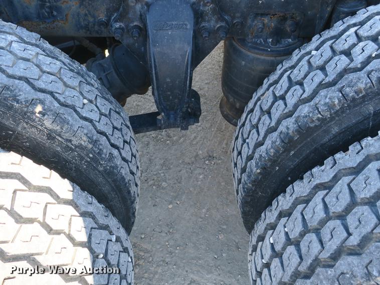 image for item DB8924 2003 Freightliner Columbia semi truck