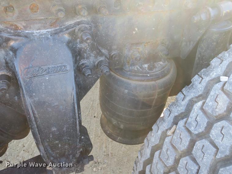 image for item DB8924 2003 Freightliner Columbia semi truck