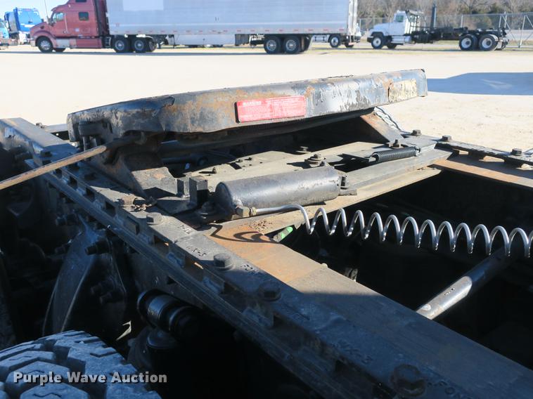 image for item DB8924 2003 Freightliner Columbia semi truck