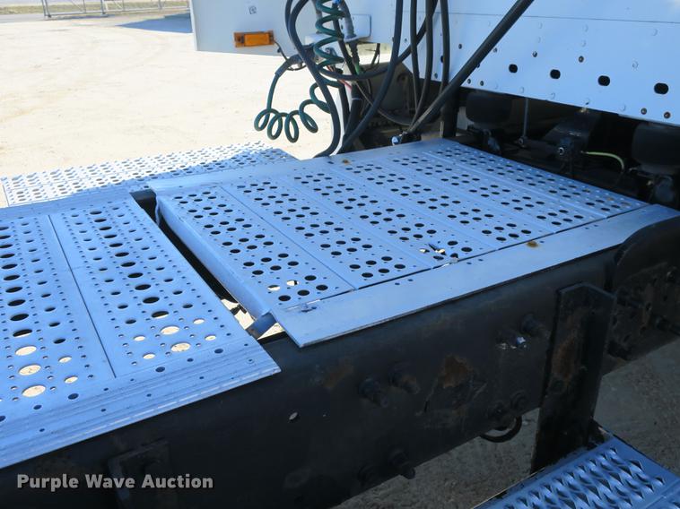 image for item DB8924 2003 Freightliner Columbia semi truck