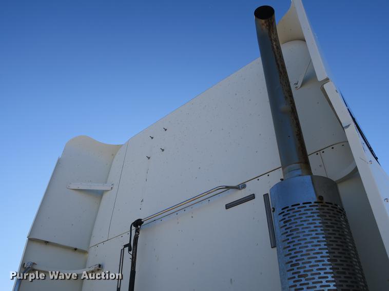 image for item DB8924 2003 Freightliner Columbia semi truck