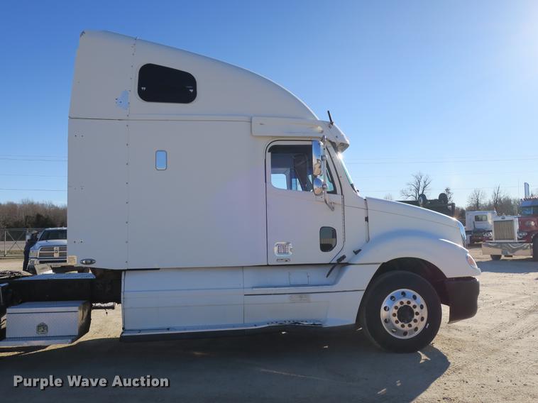 image for item DB8924 2003 Freightliner Columbia semi truck