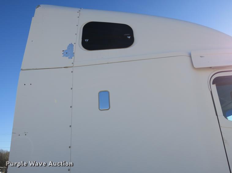 image for item DB8924 2003 Freightliner Columbia semi truck