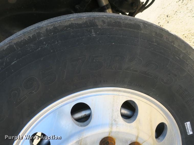 image for item DB8924 2003 Freightliner Columbia semi truck