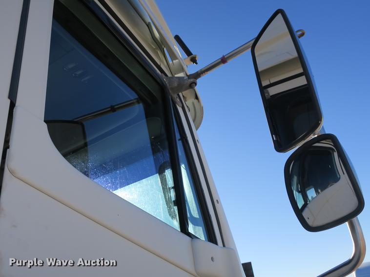 image for item DB8924 2003 Freightliner Columbia semi truck