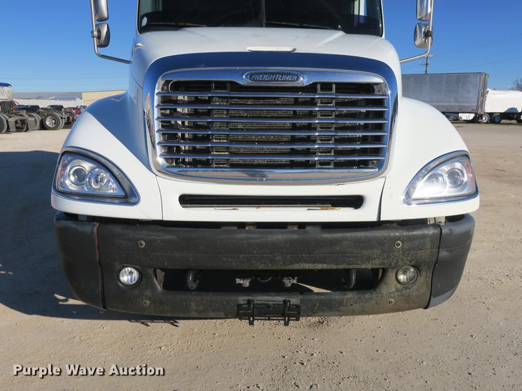 image for item DB8924 2003 Freightliner Columbia semi truck