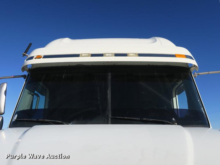 image for item DB8924 2003 Freightliner Columbia semi truck