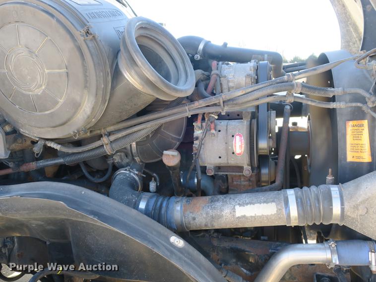 image for item DB8924 2003 Freightliner Columbia semi truck