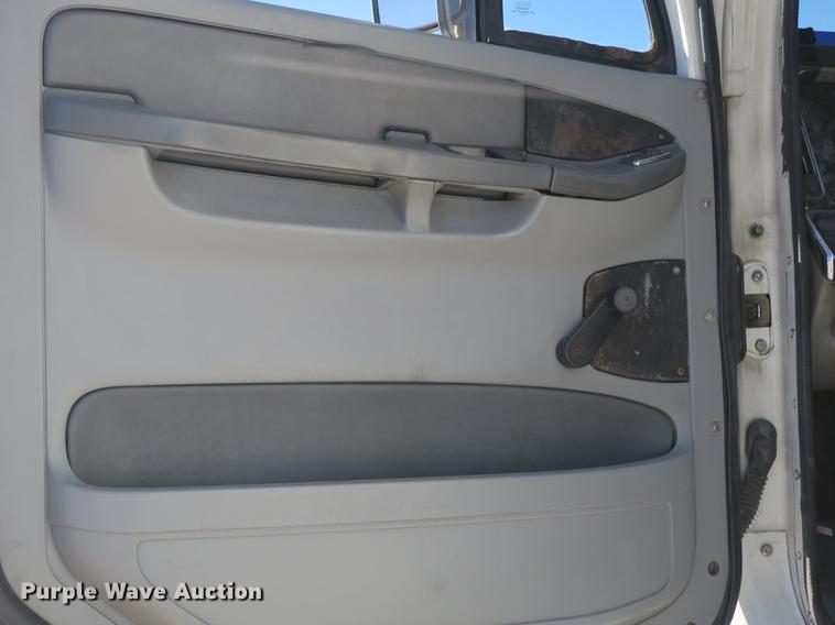 image for item DB8924 2003 Freightliner Columbia semi truck