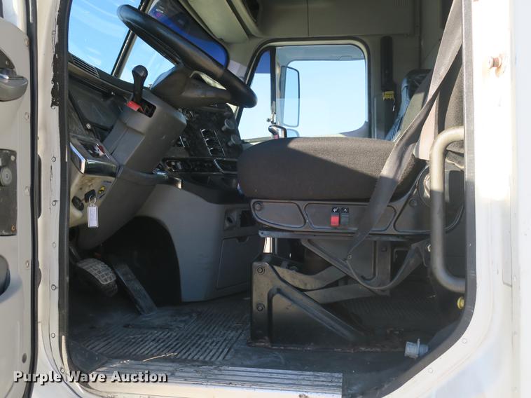 image for item DB8924 2003 Freightliner Columbia semi truck