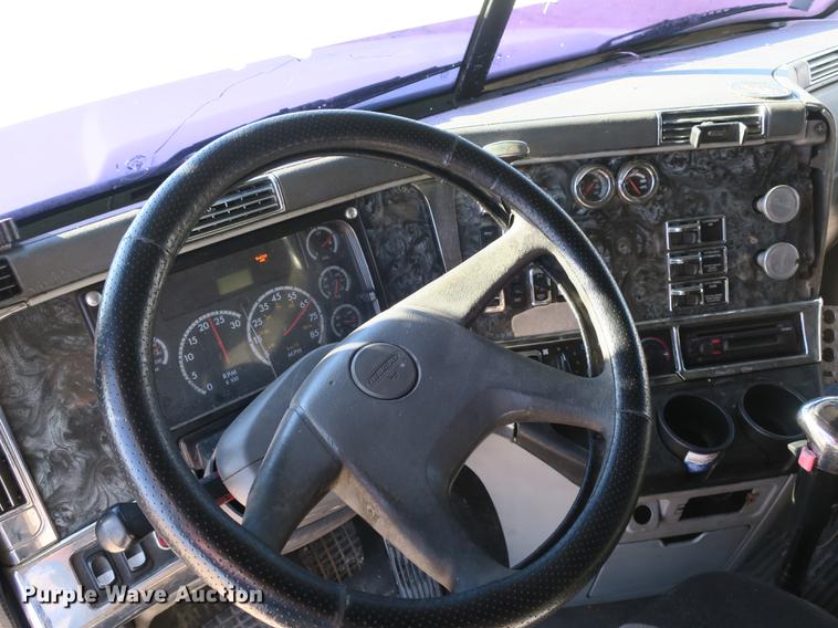 image for item DB8924 2003 Freightliner Columbia semi truck