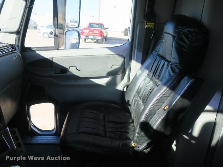 image for item DB8924 2003 Freightliner Columbia semi truck