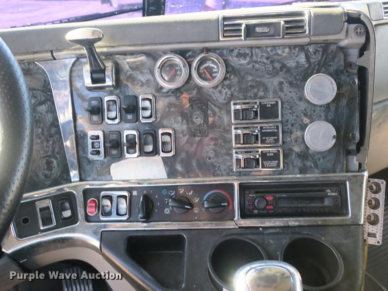 image for item DB8924 2003 Freightliner Columbia semi truck