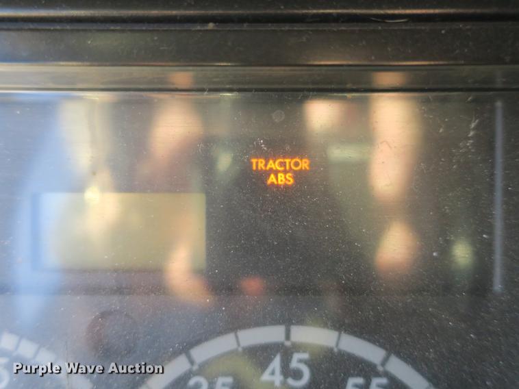 image for item DB8924 2003 Freightliner Columbia semi truck