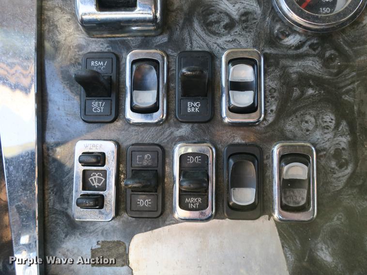 image for item DB8924 2003 Freightliner Columbia semi truck