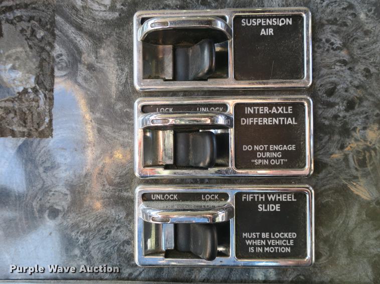 image for item DB8924 2003 Freightliner Columbia semi truck