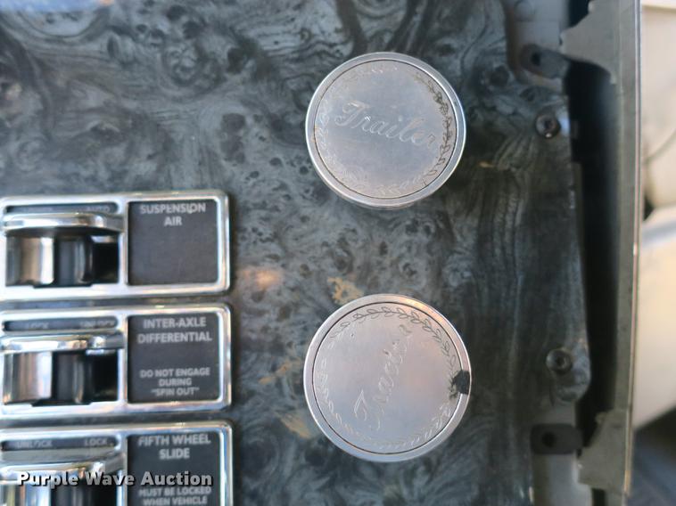 image for item DB8924 2003 Freightliner Columbia semi truck