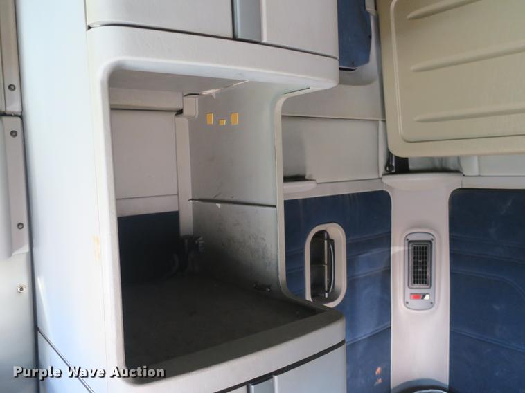 image for item DB8924 2003 Freightliner Columbia semi truck