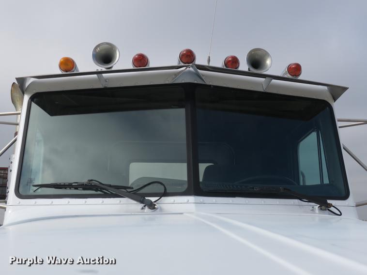 image for item DB8925 1992 Peterbilt 377 semi truck