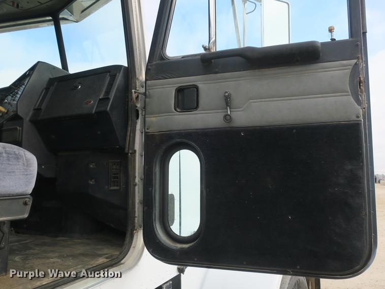 image for item DB8925 1992 Peterbilt 377 semi truck