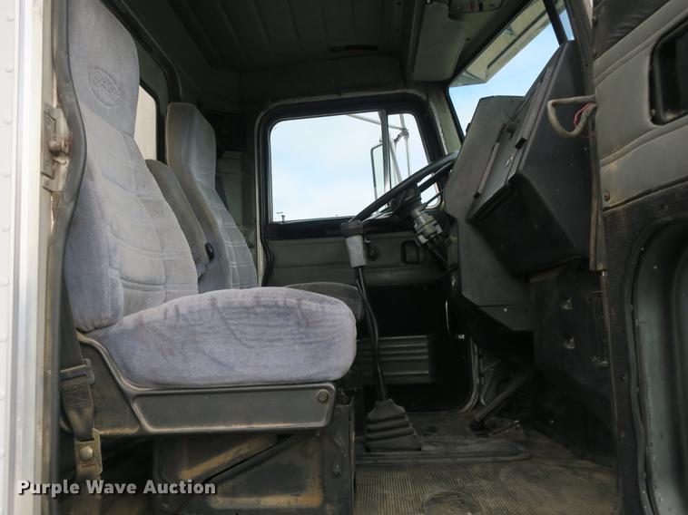 image for item DB8925 1992 Peterbilt 377 semi truck