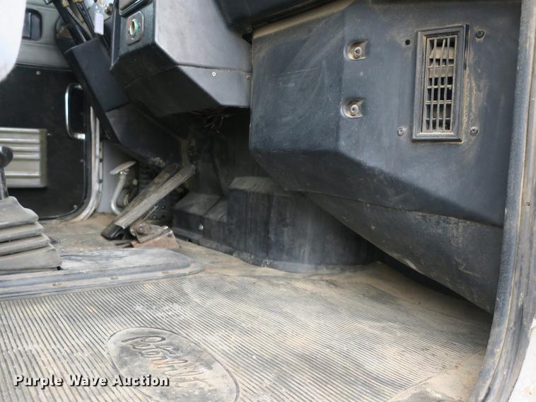 image for item DB8925 1992 Peterbilt 377 semi truck