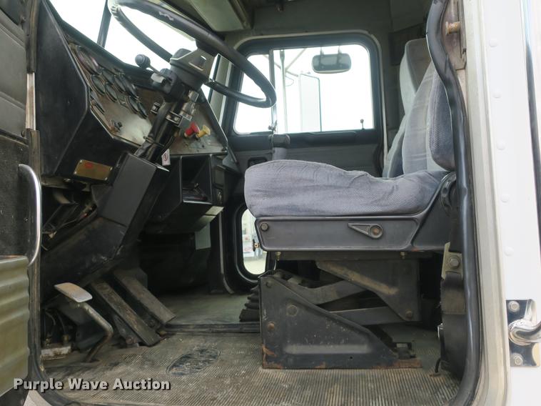 image for item DB8925 1992 Peterbilt 377 semi truck