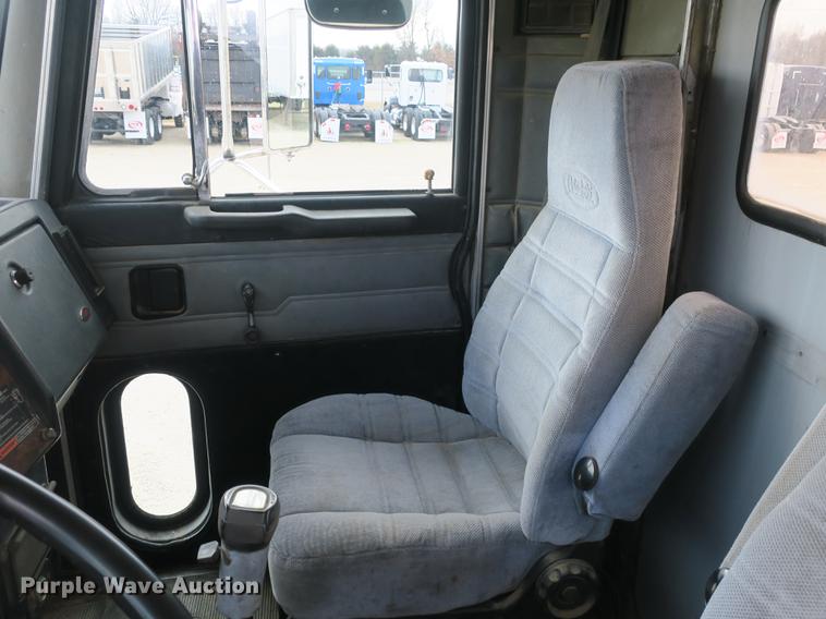 image for item DB8925 1992 Peterbilt 377 semi truck