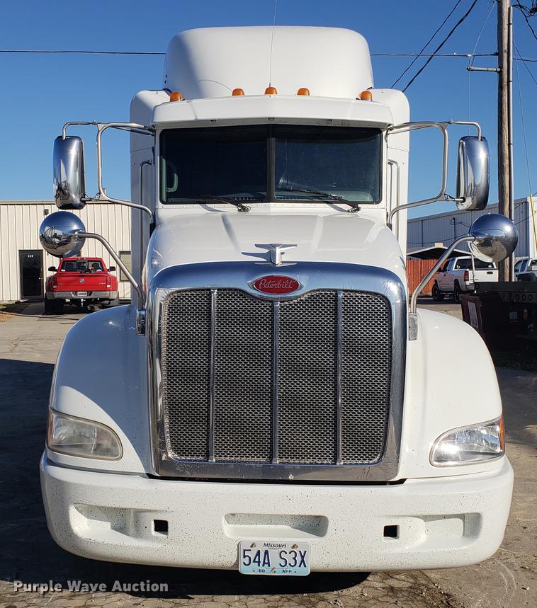 image for item DB9457 2010 Peterbilt 386 semi truck