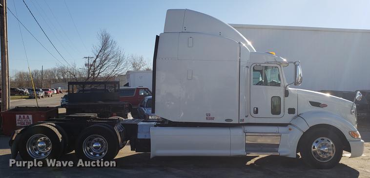 image for item DB9457 2010 Peterbilt 386 semi truck