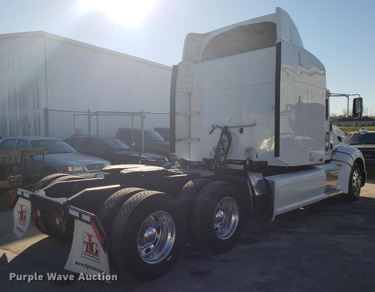 image for item DB9457 2010 Peterbilt 386 semi truck