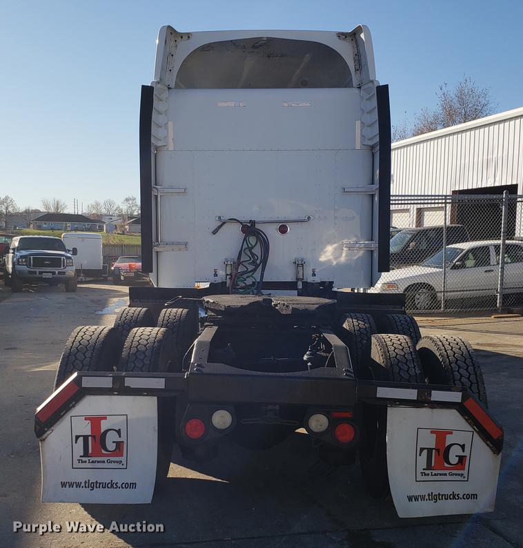 image for item DB9457 2010 Peterbilt 386 semi truck