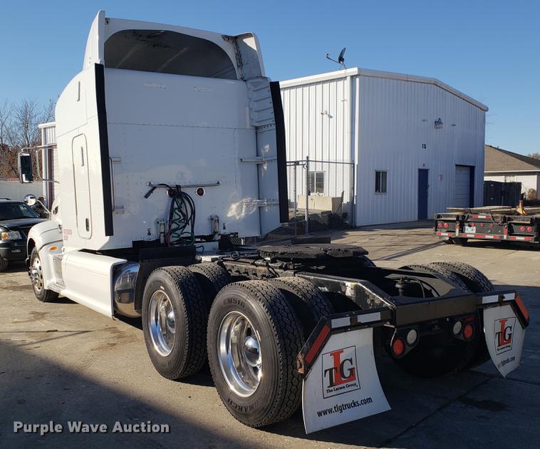 image for item DB9457 2010 Peterbilt 386 semi truck
