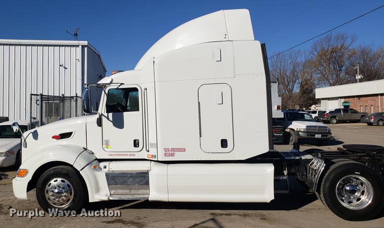 image for item DB9457 2010 Peterbilt 386 semi truck