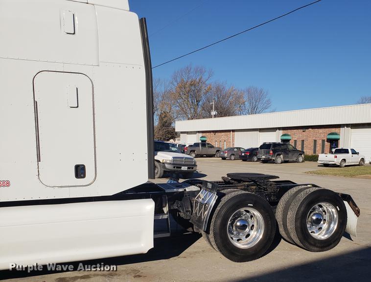 image for item DB9457 2010 Peterbilt 386 semi truck