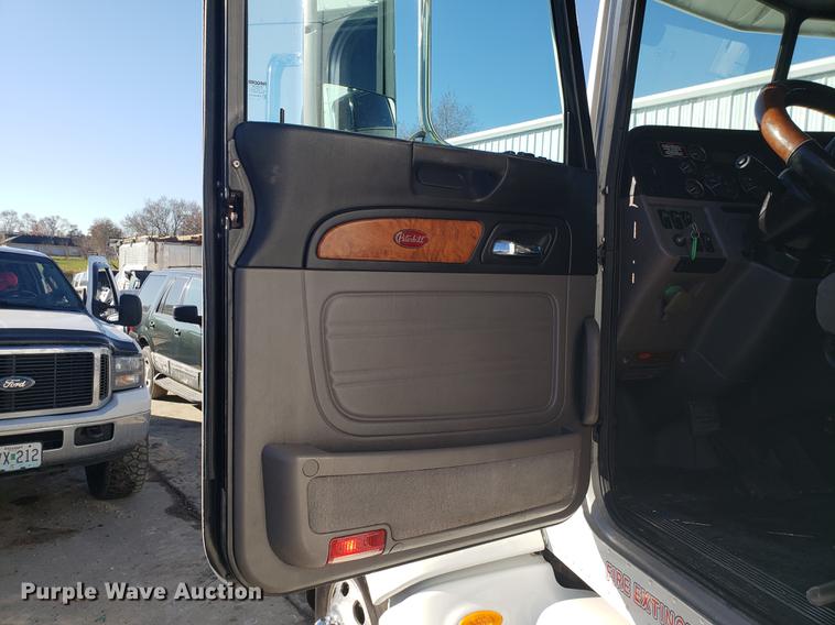 image for item DB9457 2010 Peterbilt 386 semi truck