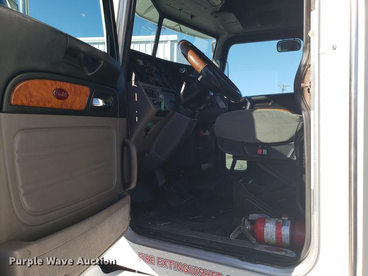 image for item DB9457 2010 Peterbilt 386 semi truck