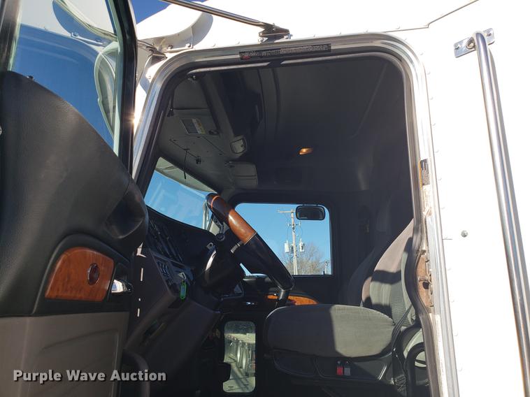 image for item DB9457 2010 Peterbilt 386 semi truck