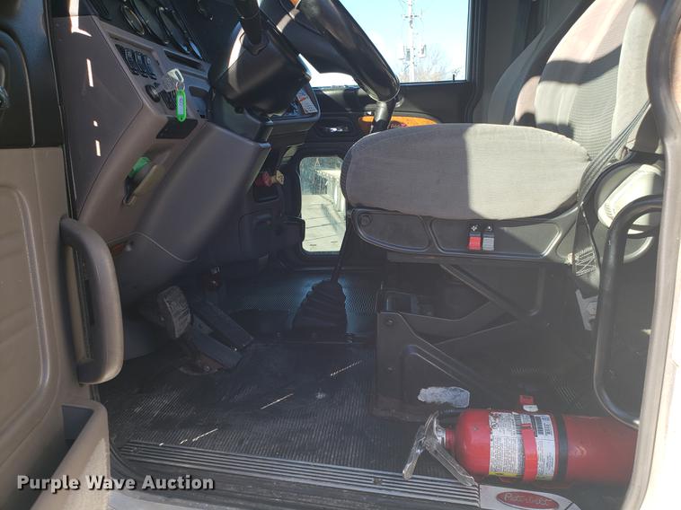 image for item DB9457 2010 Peterbilt 386 semi truck