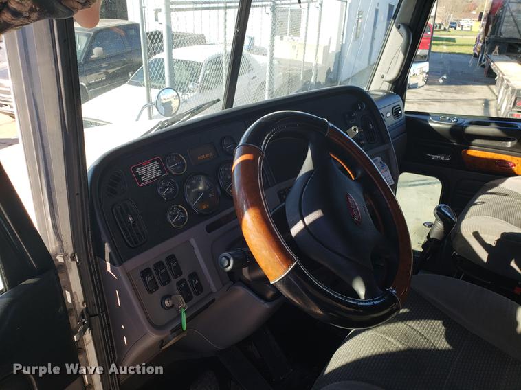 image for item DB9457 2010 Peterbilt 386 semi truck
