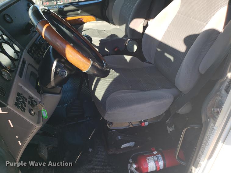 image for item DB9457 2010 Peterbilt 386 semi truck